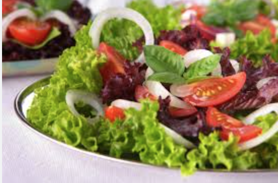 Ensaladas de albahaca con sardinas en escabeche.